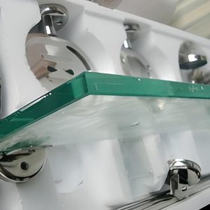 Kệ đỡ kèm 2 cốc thủy tinh